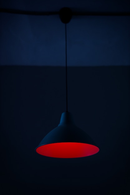 Photo d'une suspension avec une lampe rouge.