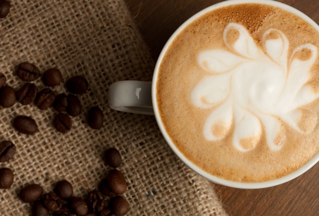 photo d'une tasse de café et de grains