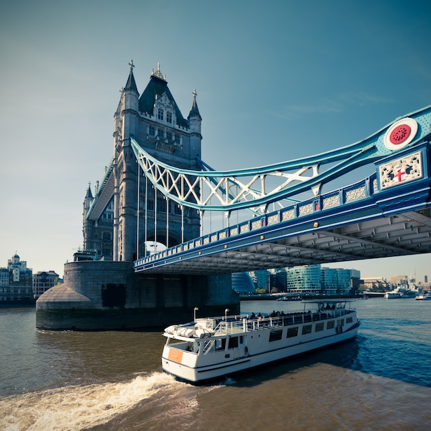 Photo teintée de Tower Bridge à Londres