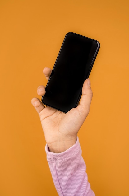 photo de téléphone à la main avec écran clair écran blanc