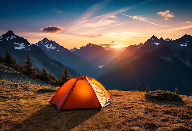 Photo d'une tente de camping sur les collines de montagne avec la nature au coucher du soleil