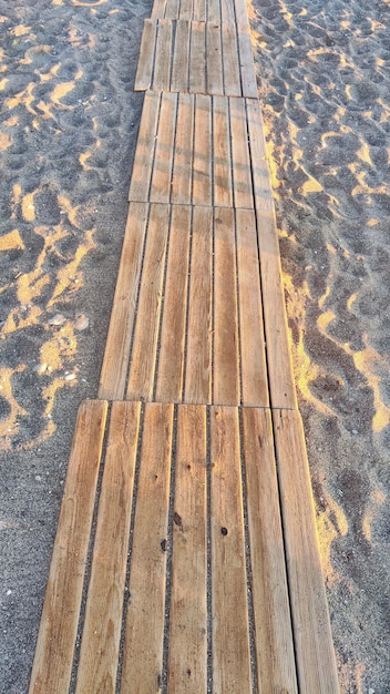 photo d'une terrasse en bois sur la plage