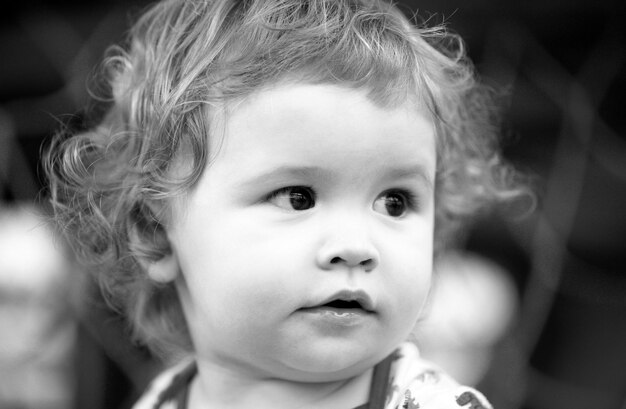 Photo une photo de tête d'un bébé, d'un enfant et d'un petit garçon.