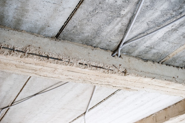 Photo d'un toit en béton avec tuyau électrique