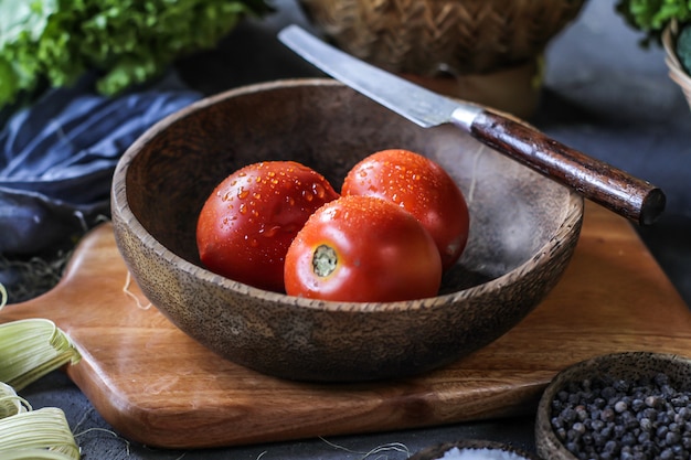 Photo de tomates fraîches dans une assiette. Récolte des tomates.