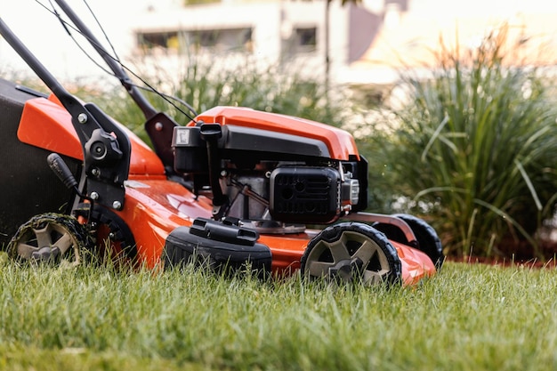 Photo photo d'un tondeur d'herbe qui entretient la pelouse