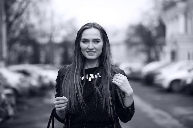 Photo tonique d'une jeune fille mignonne lors d'une promenade dans la ville