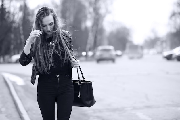 Photo tonique d'une jeune fille mignonne en promenade