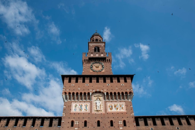 Photo de la tour principale du Château des Sforza Castello Sforzesco à Milan Italie
