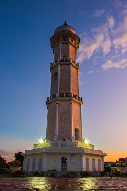 Photo de la tour de la tour de la Grande Mosquée dans la ville de Banda Aceh