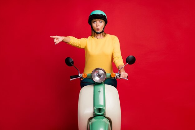 Photo de tout le corps d'une femme drôle de conduite touristique à vélo espace vide de doigt direct