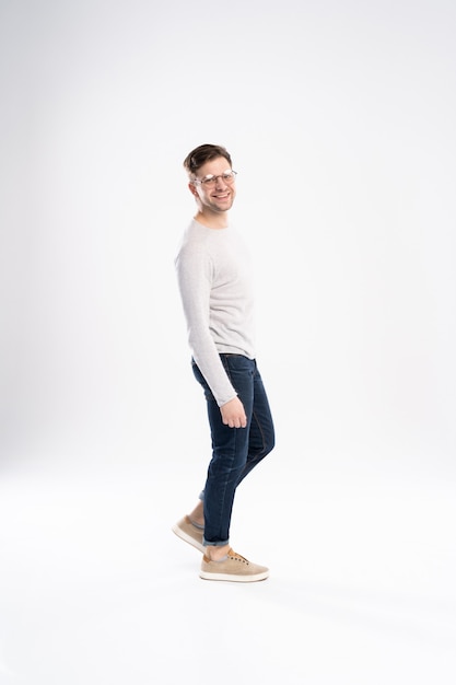 Photo De Tout Le Corps D'un Homme Décontracté Souriant Debout Sur Blanc