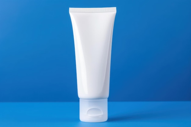 Photo d'un tube d'emballage en plastique blanc pour le gel de crème cosmétique