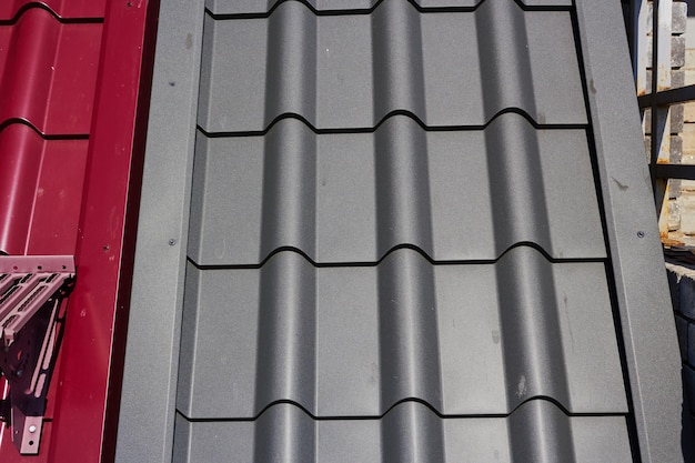 Photo de tuile métallique grise et rouge Revêtement de toit Matériaux de construction