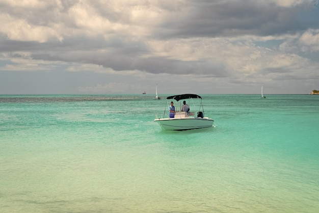 photo de vacances d'été yachting sur la plage lagune vacances d' été yachting vacances d' estivage yachting au paysage marin vacances d' est à yachting en bord de mer