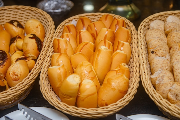 Photo d'une variété de pains au petit-déjeuner d'un hôtel