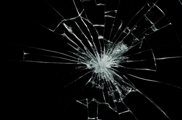 Photo de verre brisé sur un fond noir fissuré