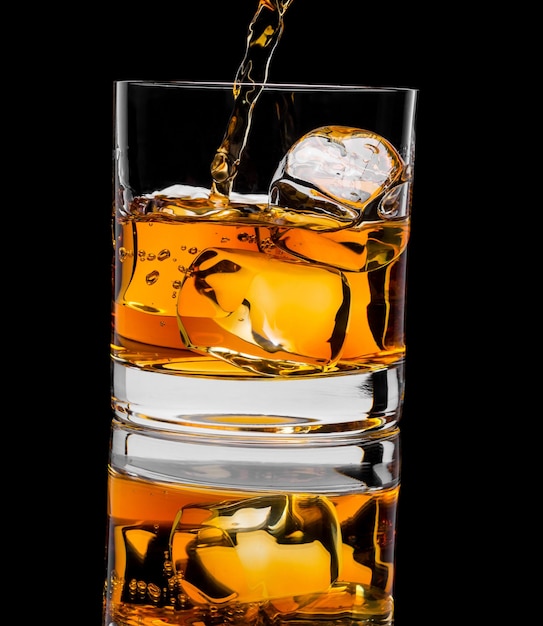 Photo d'un verre de whisky et de glace sur fond noir