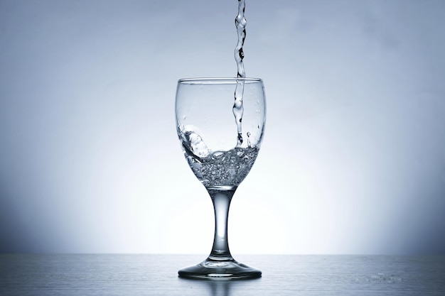 Photo de verser de l'eau dans SOUR GLASS