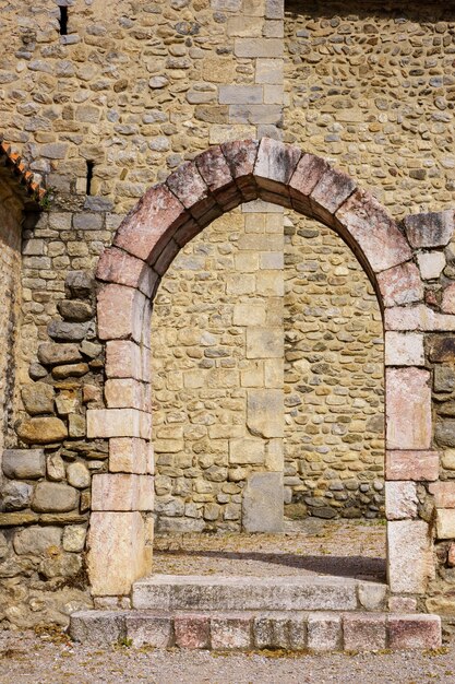 Photo verticale d'une arche de pierre dans une église médiévale. Villefranche de conflent, France