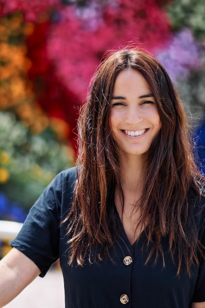 Une photo verticale d'une belle femme souriante