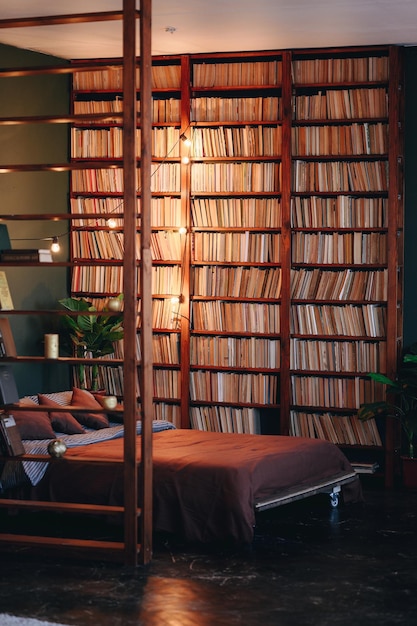 Photo verticale d'une chambre dans une grande étagère intérieure jusqu'au plafond avec parquet