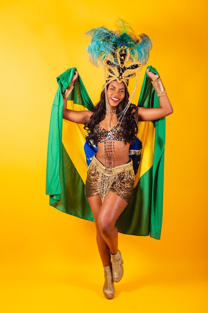 Photo photo verticale corps complet femme brésilienne noire en vêtements de carnaval avec drapeau du brésil