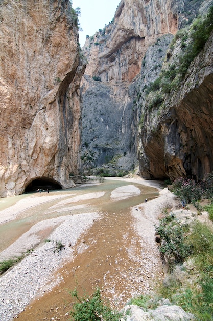 Une photo verticale du canyon de Kapikaya à Adana, Turquie