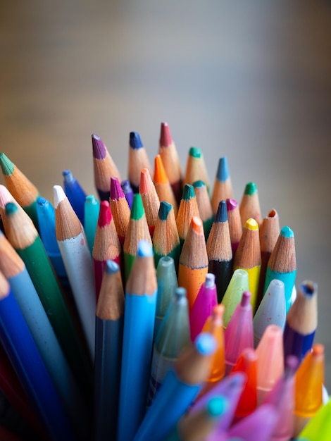 Une photo verticale d'un ensemble de crayons sur un fond flou