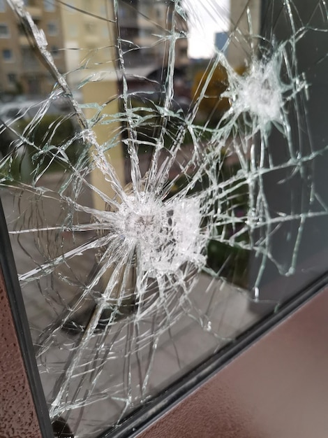 Une photo verticale d'une fenêtre de verre brisée