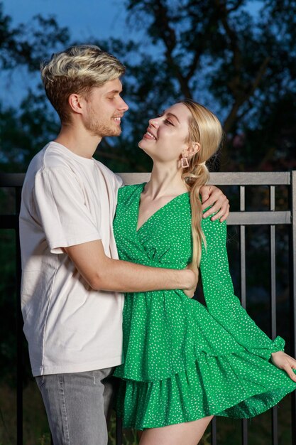 Photo verticale d'un jeune couple s'embrassant et se regardant