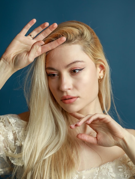 Photo verticale d'une jeune femme tenant sa main sur son front et pensant