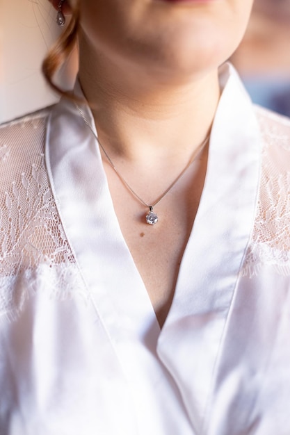 Une photo verticale d'une mariée portant un collier