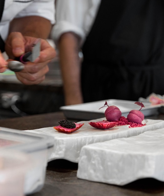 Photo photo verticale de plats gastronomiques en rose avec caviar