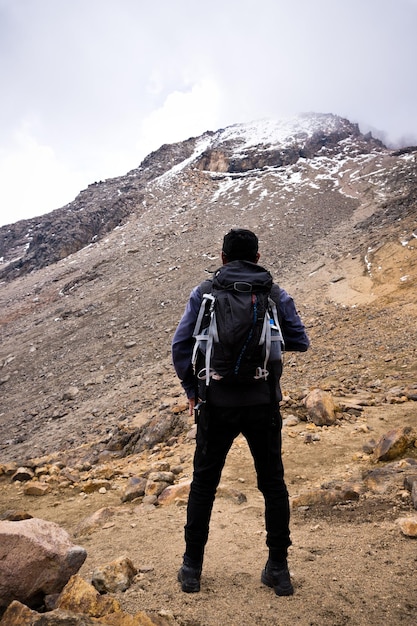 Photo verticale d'un randonneur avec un sac à dos, admirant la vue au sommet d'Iztaccihuatl, Mexique