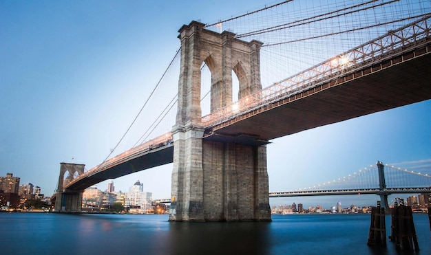 Une photo verticale d'une rue et du pont de Brooklyn à New York, aux États-Unis.