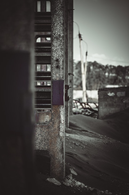 Photo verticale. Vue du mur d&#39;un bâtiment industriel