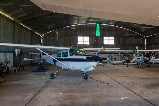 Photo d'un vieil angar avec plusieurs avions prêts à voler