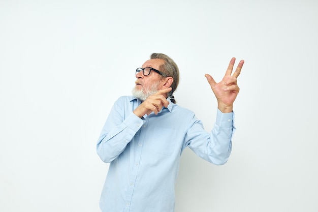 Photo d'un vieil homme à la retraite en chemises bleues gestes avec ses mains vue recadrée