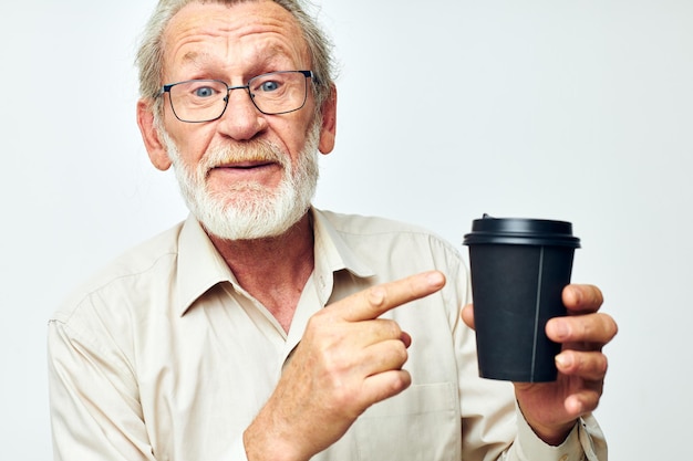 Photo d'un vieil homme à la retraite dans une chemise et des lunettes un fond isolé en verre noir