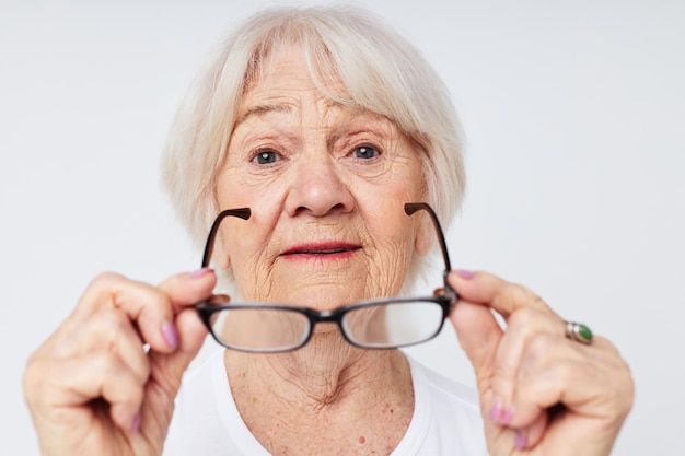 Photo d'une vieille dame à la retraite ayant des problèmes de vision avec des lunettes en gros plan