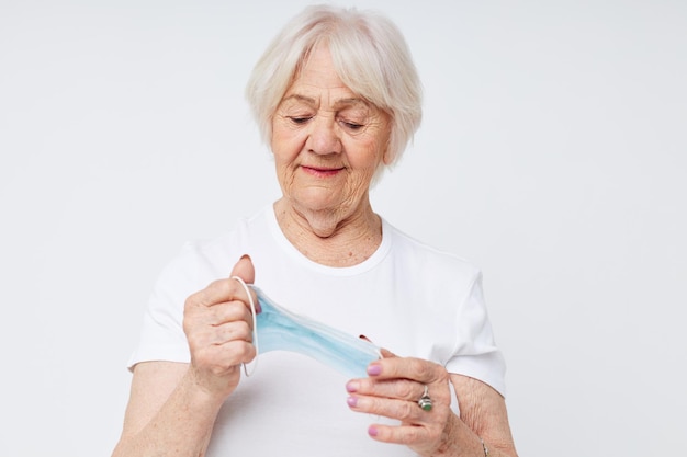 Photo d'une vieille dame à la retraite masque médical protection sécurité fond clair