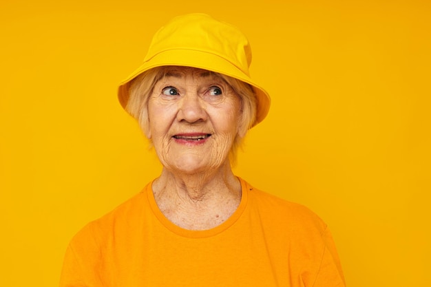 Photo de vieille dame à la retraite mode de vie heureux dans une coiffure jaune émotions gros plan