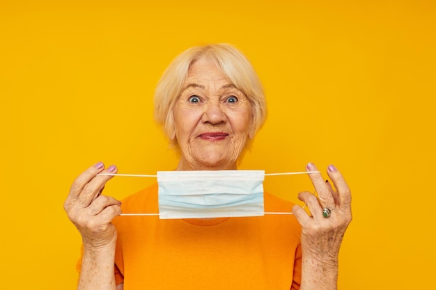 Photo de vieille dame à la retraite posant visage grimace joie fond isolé