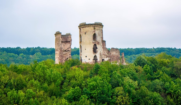Photo de la vieille tour de château en pierre antique à Nyrkiv