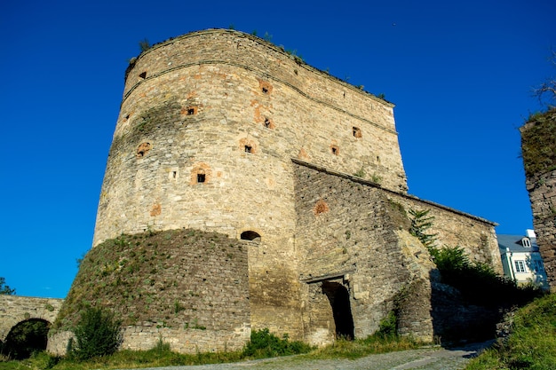 Photo de la vieille tour en pierre antique du château de KamyanetsPodilsky