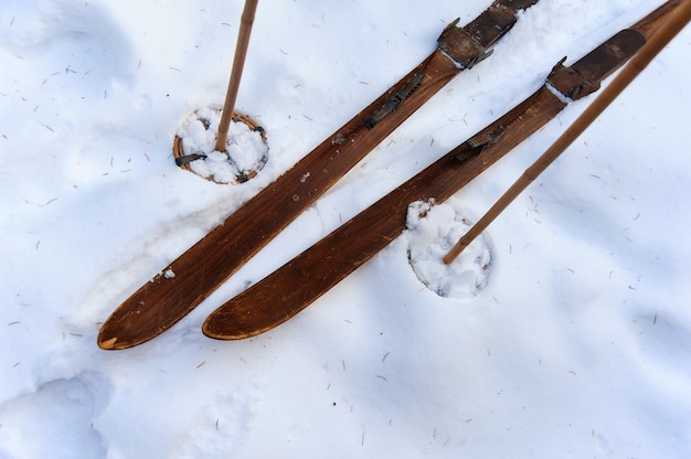 Photo de vieux skis en bois vintage sur la terrasse d'une maison de campagne