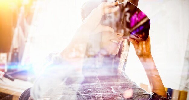 Photo d'une ville contre une femme utilisant un casque de réalité virtuelle