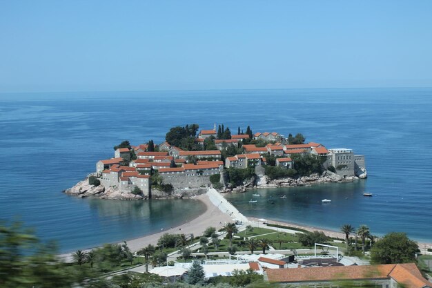 une photo d'une ville depuis la mer