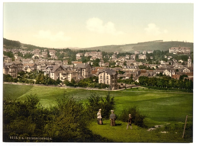 Photo une photo d'une ville avec quelques personnes dessus